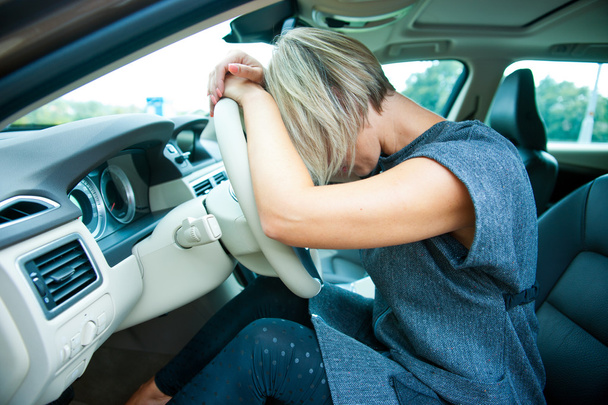 mulher triste em seu carro
 - Foto, Imagem