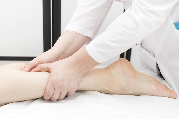 Техніка спортивного та оздоровчого масажу ніг. Крупним планом знімок в салоні краси
. - Фото, зображення