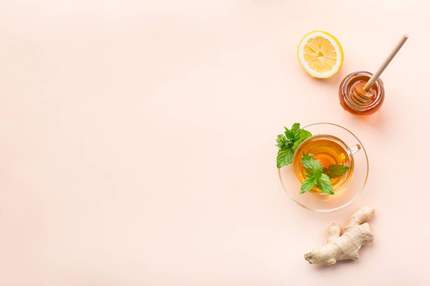 Herbata imbirowa z cytryną, miętą i miodem na grypę zimno - Zdjęcie, obraz