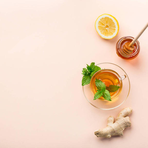 Τσάι τζίντζερ με λεμόνι, μέντα και μέλι για γρίπη - Φωτογραφία, εικόνα