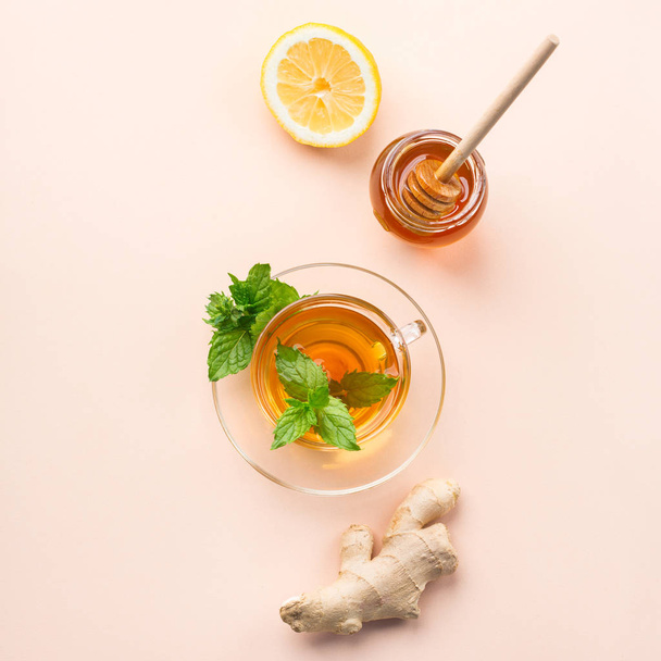 Τσάι τζίντζερ με λεμόνι, μέντα και μέλι για γρίπη - Φωτογραφία, εικόνα