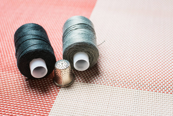 Sewing threads on bobbin for sewing thimble for finger - Φωτογραφία, εικόνα