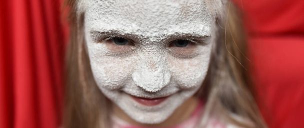 visage d'enfant en sucre en poudre gros plan
 - Photo, image