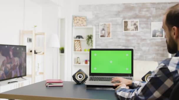 Férfi böngészés az interneten zöld képernyős laptop fényes és nagyon jól megvilágított lakás - Felvétel, videó