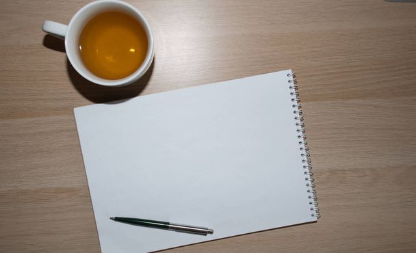 notebook e xícara na mesa de madeira
 - Foto, Imagem