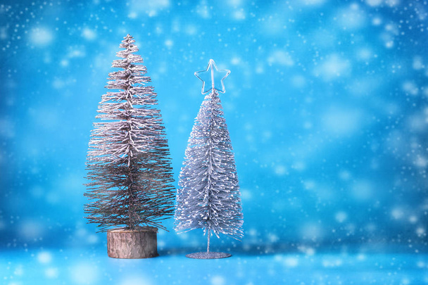 Árvore de Ano Novo dois em um fundo azul. Espaço para cópia. Lugar para SMS. Natal, fundo de Ano Novo
. - Foto, Imagem