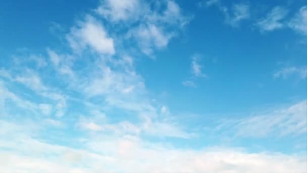 Mooie timelapse van witte Cirrocumulus wolken in een licht blauwe zomer blauwe hemel - Video