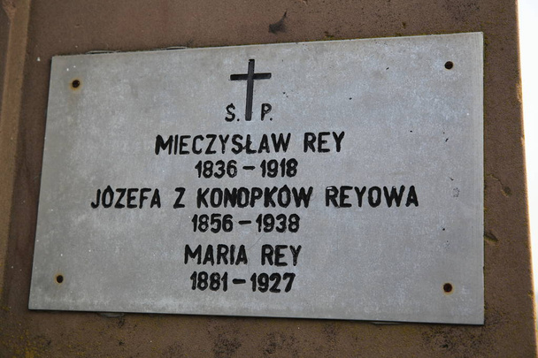 Πολωνικό νεκροταφείο κοντά στην εκκλησία της Αγίας Τριάδας, Mykulintsi πόλη, Terebovlya περιοχή, Ουκρανία. Τάφοι από τις μετρήσεις της οικογένειας Ray - Φωτογραφία, εικόνα