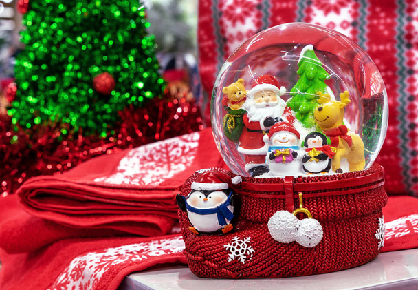 Üveg hógömb Mikulás, szarvas, pingvin, karácsonyfa és hóember belül. - Fotó, kép