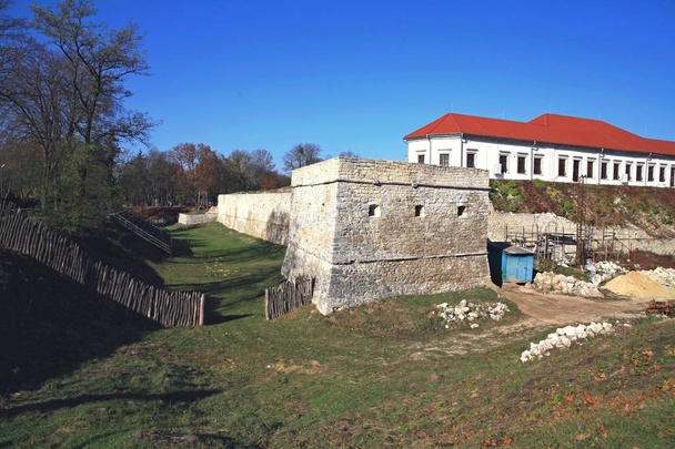 Zbarazh şatosu, Ukrayna 'nın Ternopil bölgesindeki Zbarazh şehrinde 1626-1631 yılları arasında Flaman mimar Van Peen, Yuri ve Christopher Zbarazhsky kardeşler tarafından tasarlandı. Şu anda, kale restore edildi.. - Fotoğraf, Görsel
