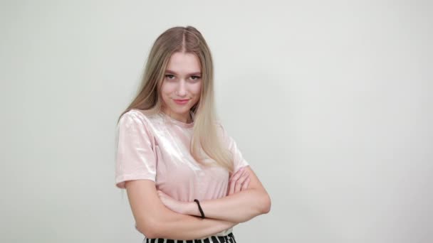 strenge junge Frau in pastellfarbenem Hemd, die Hände gekreuzt - Filmmaterial, Video
