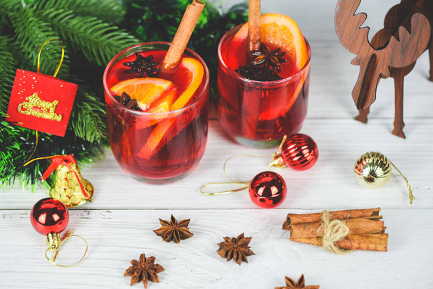 verre à vin chaud rouge table décorée de rennes mul de Noël
 - Photo, image