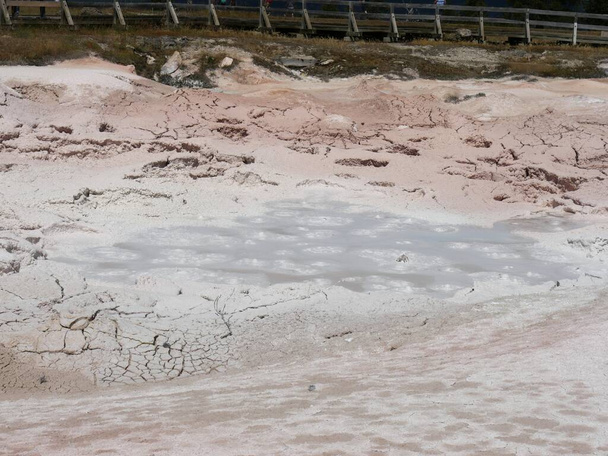 Lama borbulhante no potenciômetro da pintura da fonte, bacia baixa do Geyser, grito
 - Foto, Imagem