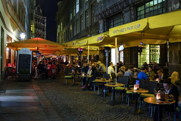 Almanya 'nın Leipzig kentindeki sokak kafelerinde ve restoranlarda yaşayan insanlar. Mayıs 2014 - Fotoğraf, Görsel