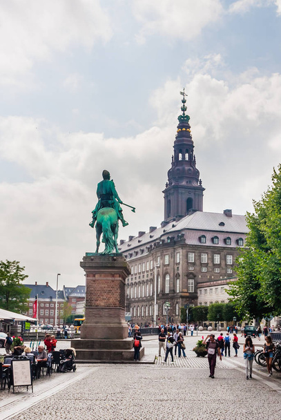 Copenhague, Dinamarca. Mirando desde la plaza Hojbro Plads con statu
 - Foto, Imagen