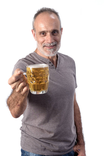 hombre con un frasco de cerveza sobre fondo blanco
 - Foto, imagen