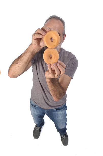 hombre con rosquilla sobre fondo blanco
 - Foto, Imagen