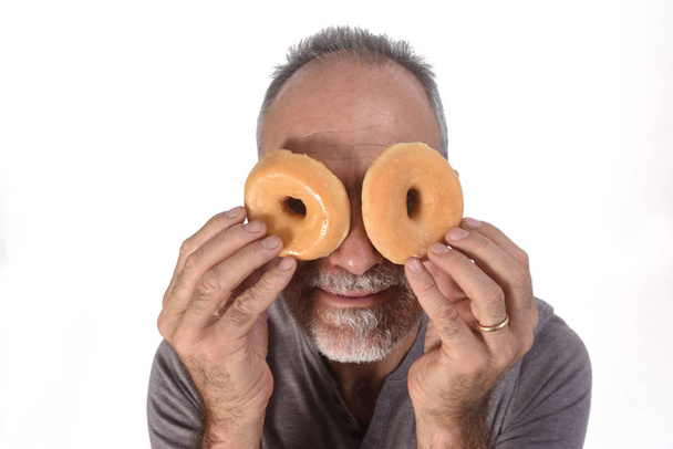 άνδρας με ντόνατ σε λευκό φόντο - Φωτογραφία, εικόνα