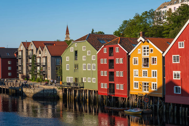 Trondheim városképe, Norvégia - építészeti háttér 2019 júliusában - Fotó, kép