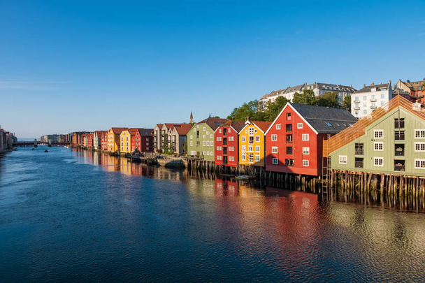 Stadsgezicht van Trondheim, Noorwegen - architectuur achtergrond juli 2019 - Foto, afbeelding