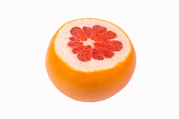 половина грейпфрута выделена на белом фоне. - Фото, изображение