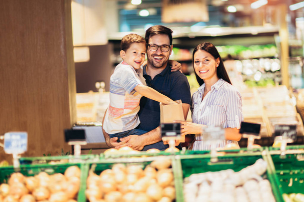 Perhe ostaa hedelmiä supermarketista
 - Valokuva, kuva