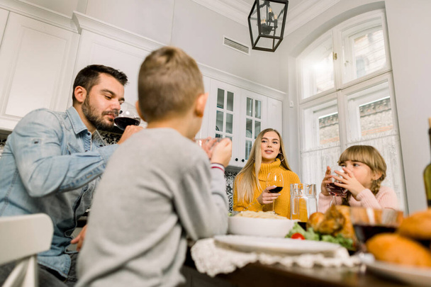 család, ünnepek, hálaadás, generáció és emberek koncepció - mosolygós család otthon vacsorázik - Fotó, kép
