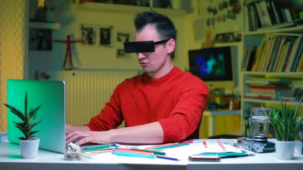 An office worker in rectangular glasses sits at a desk. - Filmagem, Vídeo