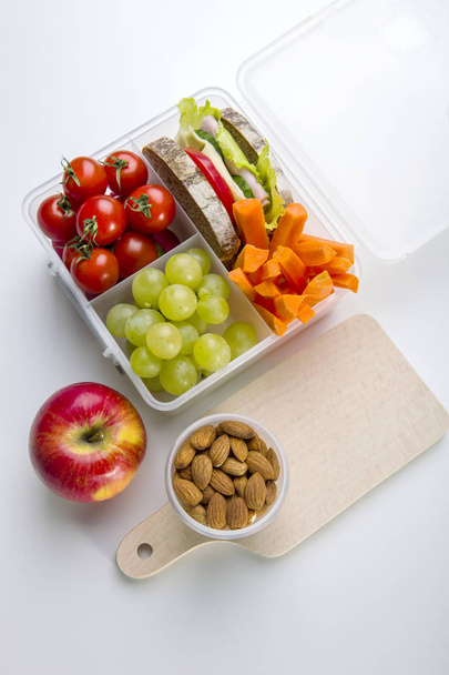 Krabička na oběd s čerstvou zeleninou a ovocem. - Fotografie, Obrázek