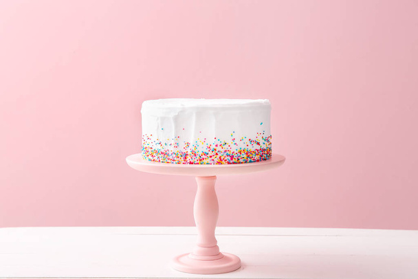 leckere Geburtstagstorte auf Tisch vor farbigem Hintergrund - Foto, Bild