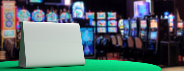 Cartel de metal en blanco en una mesa de casino, fondo de máquinas tragamonedas borrosas. ilustración 3d
 - Foto, Imagen