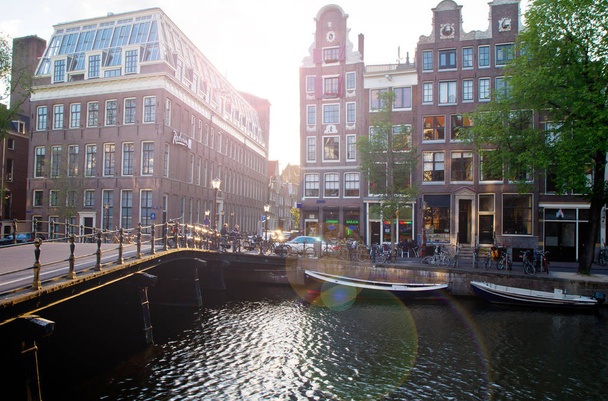 Uno de los canales en Amsterdam - Foto, imagen