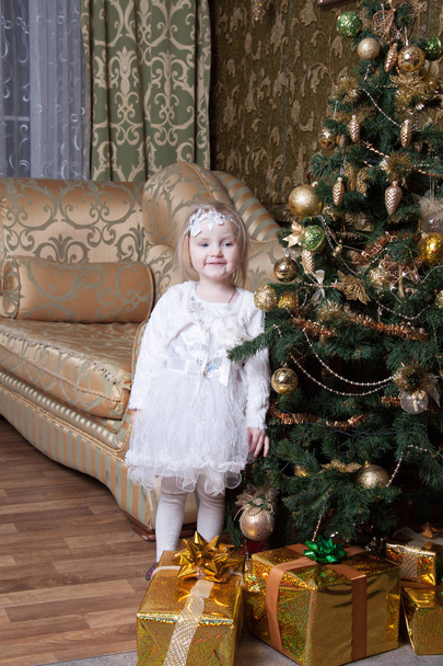 girl near a decorated Christmas tree - Foto, Imagem