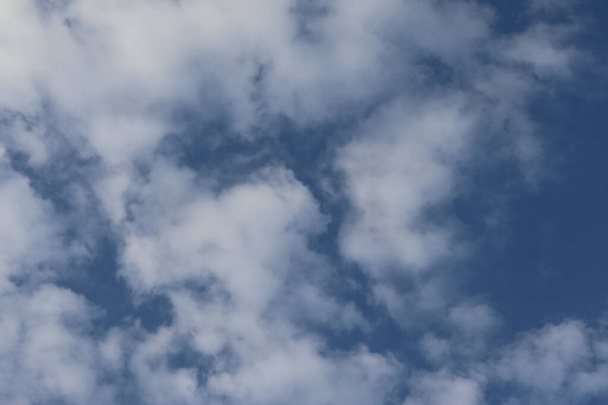 blauer Himmel Hintergrund mit winzigen Wolken. weiß bewölkt mit blauem Himmel Hintergrund - Foto, Bild