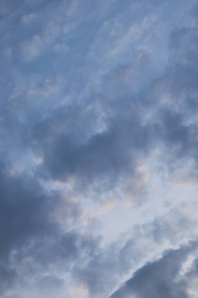 Siyah bulutlu mavi gökyüzü. Bulutlu bir günde mavi gökyüzü - Fotoğraf, Görsel