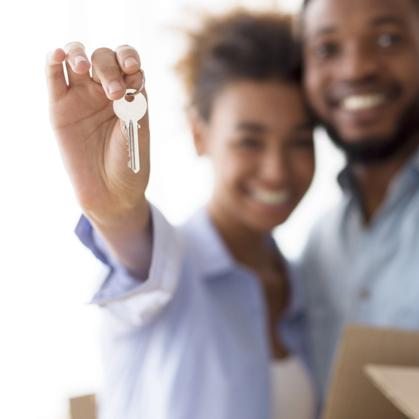 Afričtí američtí manželé objímání zobrazující klíče stojící v novém domově - Fotografie, Obrázek
