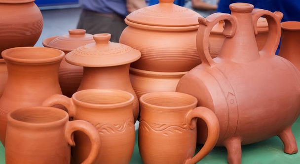 Ręcznie robione naczynia ceramiczne są sprzedawane na targach - Zdjęcie, obraz
