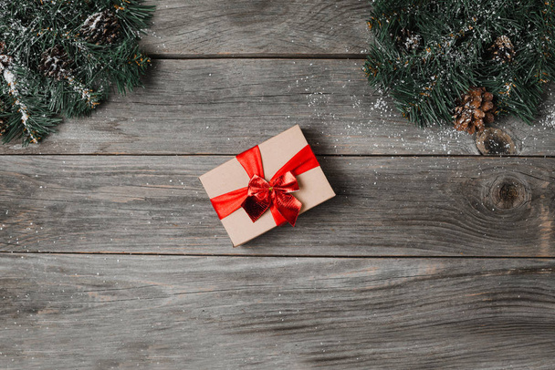 新年の休日カードは温かみのあるトレンディな色で 2019 です。小ぎれいなな枝、ギフト、シナモン、アニスと紙吹雪素朴な木製の背景星のクリスマス組成物。上面フラット プラン - 写真・画像