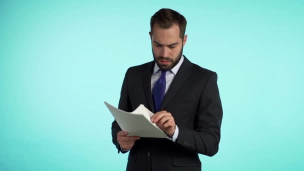 Young handsome man in suit jacket checks documents, utility bills, report. Businessman wrinkles sheet of paper and throws it on floor. Slow motion - Séquence, vidéo