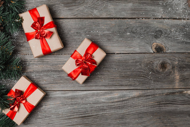 クリスマスのギフト ボックス。白い木製のテーブルのボックスにクリスマス プレゼントします。フラットは、コピー スペースとレイアウト. - 写真・画像