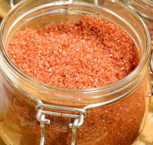 красная соль из Гималаев на стеклянной банке
 - Фото, изображение