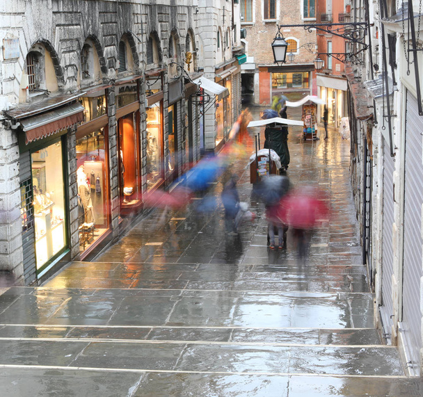 Mensen met paraplu 's in Rialtobrug in Venetië Italië - Foto, afbeelding
