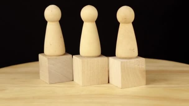 3 houten blokjes waarop drie menselijke figuren 360 graden draaien - Video