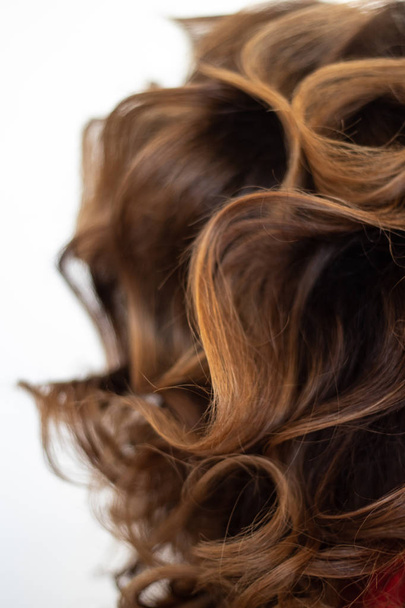 capelli ricci marroni come sfondo
 - Foto, immagini