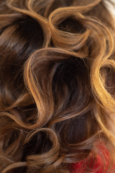 braune lockige Haare als Hintergrund - Foto, Bild