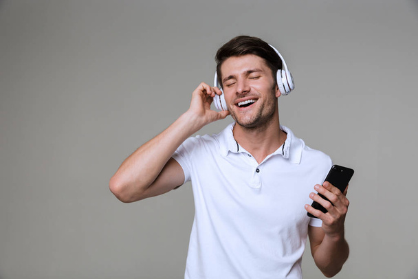 Emotional man listening music with headphones - Zdjęcie, obraz