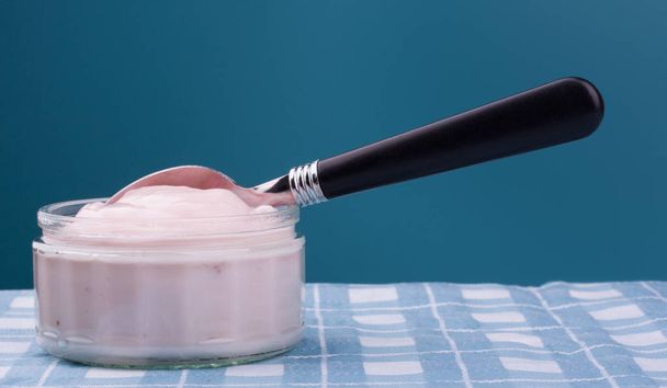 Aardbei yoghurt in glazen kom - Foto, afbeelding