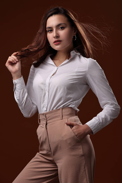 Retrato de uma menina bonita em uma blusa branca
 - Foto, Imagem