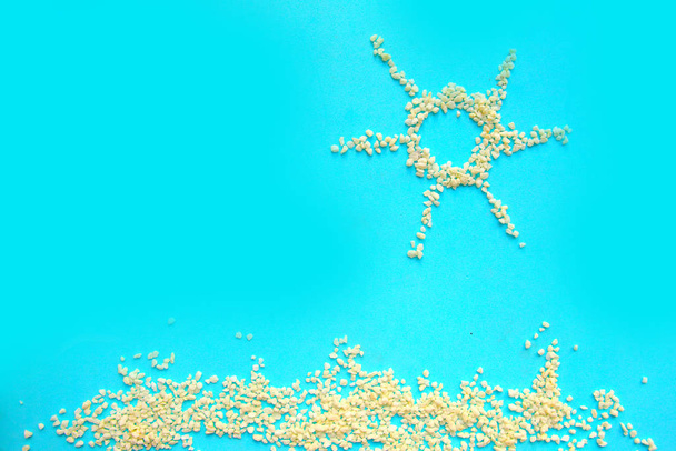Soleil et mer de sable décoratif sur fond bleu
 - Photo, image