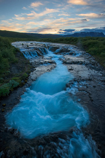 braurfossar ist ein fantastischer Wasserfall mit bunten Wolken und blauem Himmel über - Foto, Bild